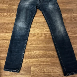 Replay jeans - Säljer ett par mörkblå replay byxor i bra skick. De har en klassisk straight fit och är perfekta för vardagsbruk. Jeansen har en snygg tvättad look med ljusare partier på låren och knäna. Passar perfekt till både t-shirt och skjorta! Storlek 30w 30l kom dm för fler bilder