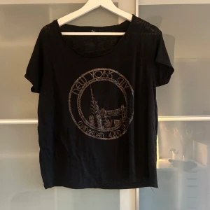 Svart t-shirt med New York City-tryck - Den är ganska använd men finns inga anmärkningar på den. 