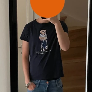 Ralph lauren tshirt  - Skick 7/10 skriv för bilder, frågor eller intresse