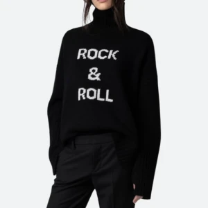 Svart polotröja från Zadig - Säljer en cool svart polotröja med texten 'Rock & Roll' i vitt. Tröjan är stickad och har en oversized passform med långa ärmar. Perfekt för höst och vinter för en avslappnad och trendig look. Passar både till vardags och fest! Nypris ca 3000kr🩷