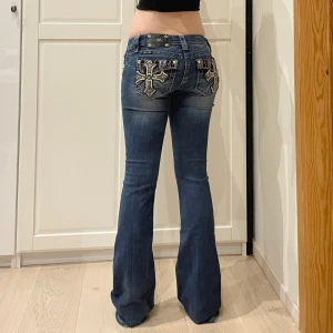 Lågmidjade bootcut Miss Me jeans😍 - Midja 37 cm rakt över plus stretch, gren 18 cm o innerben 86 cm jae 169 o xs-s o de sitter perfekt💕lite slitna vid hälarna 