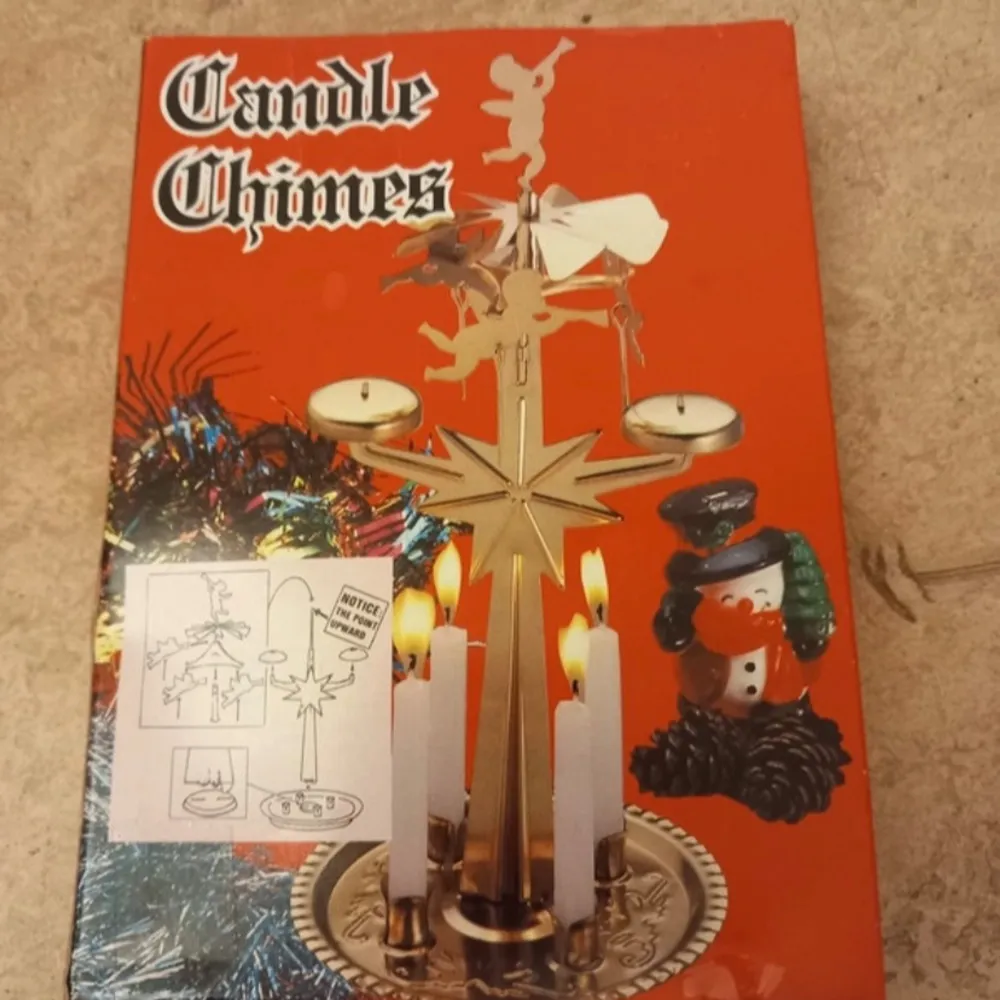 Säljer en klassisk gammal vintage Candle Chimes i en röd original förpackning med nummer. Den har en gyllene stjärna och små änglar som snurrar när ljusen är tända. Perfekt för att skapa en mysig stämning under julen. Inkluderar instruktioner för montering. Perfekt för juldekorationer eller som en unik presentidé. 🎄✨. Accessoarer.