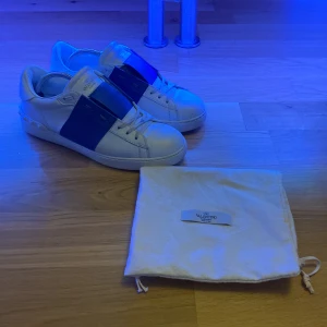 Valentino skor Blåa - Säljer ett par snygga Valentino Garavani sneakers.Kommer med originalpåse. Storlek 42 passar 42.5 Någa slitningar men bra skick