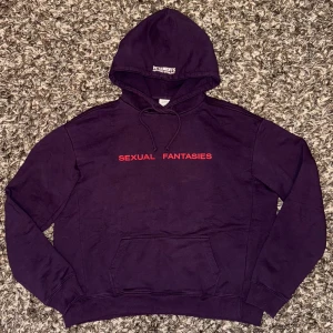 Vetements - SEXUAL FANTASIES  - Lila Vetements hoodie, 'Sexual Fantasies' i rött på framsidan. FW17, XS men passar L (väldigt oversized). För äkthet kolla priset...