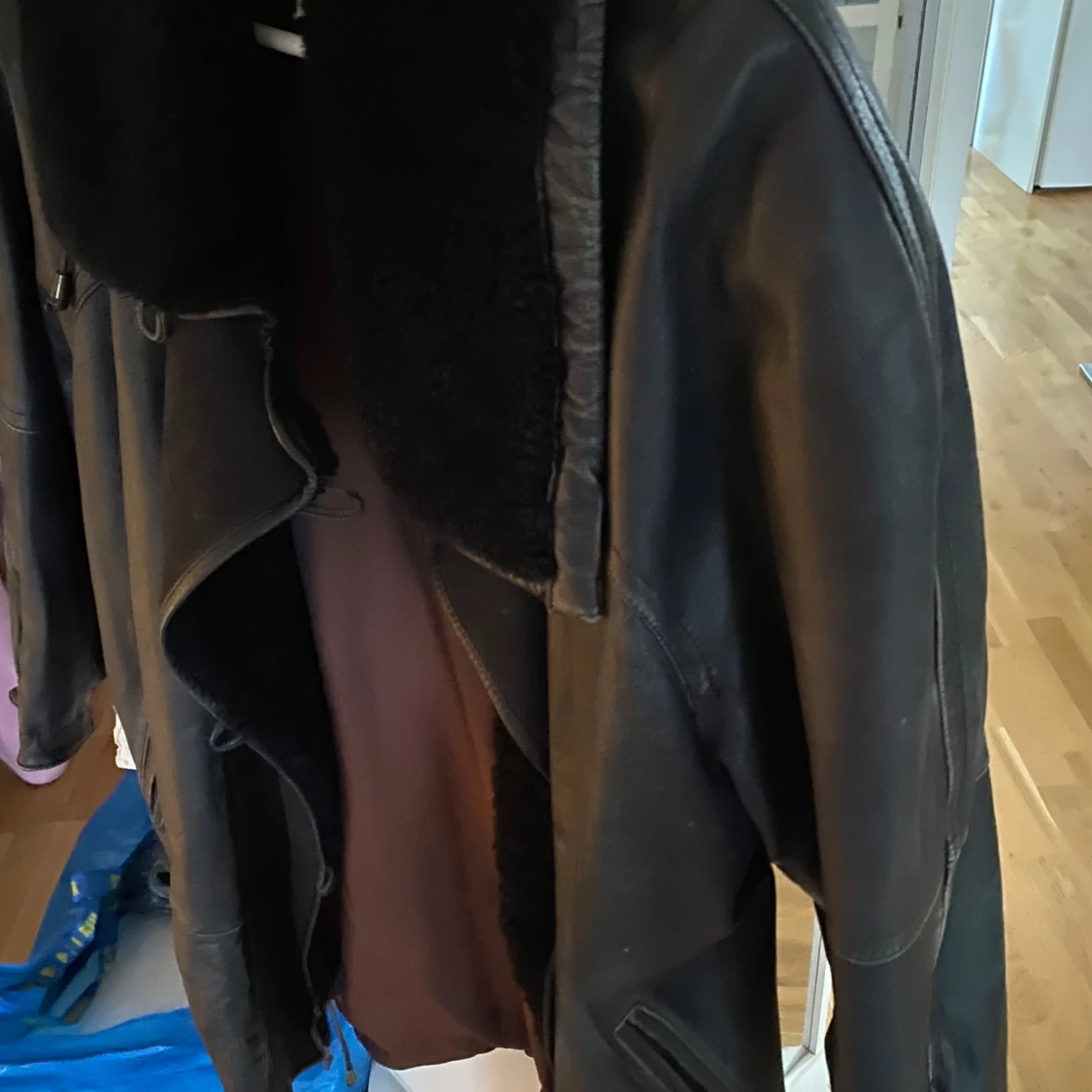 Svart skinnjacka med pälsfoder från Friitala - 90