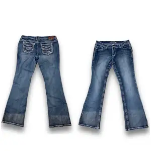 Säljer ett par snygga blå bootcut jeans i bra skick                                                  Midjemått tvärs över: 45cm              Innerbenslängd: 80