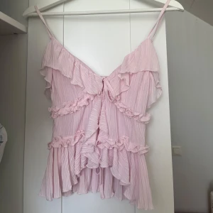 Rosa volangtopp - Söt rosa topp med volanger, aldrig använd ute💕