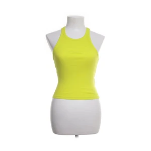  ribbad linnetopp från Gina Tricot - Säljer en superfin gul ribbad linnetopp från Gina Tricot i storlek S. Toppen har en tight passform och är i ett mjukt och stretchigt material. Ett måste i garderoben för en färgklick! 💛