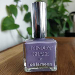 Lila nagellack från London Grace