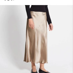 Beige sidenkjol - Säljer denna kjol från lager 157. Den är helt ny, lappen sitter kvar. Superfin 