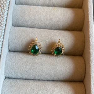 Eleganta berlocker - Säljer dessa berlocker i rostfritt stål med 18k guld plätering. Perfekt att sätta på sitt berlockarmnband eller sätta på ett halsband för ett mer elegant halsband. När jag köpte dem så satt de på ett halsband men jag valde att ta bort dom🩷