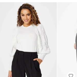 Vit tröja med broderade puffärmar - Säljer en superfin vit tröja med puffiga, broderade ärmar. Den är perfekt för både vardag och fest. Tröjan har en normal passform och är i mycket bra skick. Den är gjord av ett mjukt material som känns skönt mot huden. Passar perfekt till höst och vår!
