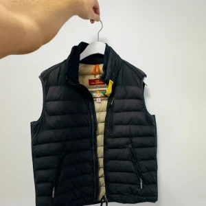 Svart quiltad dunväst - Säljer en svart parajumper väst.