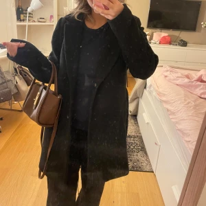 Svart kappa - I fint skick, knutbar runt och även knappar💕
