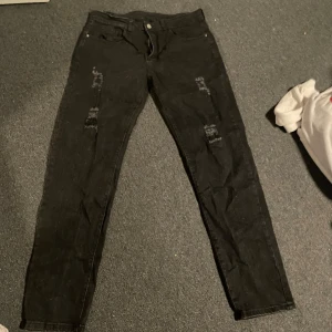 Svarta jeans med slitningar - Säljer ett par svarta jeans i bra skick. Säljes pga av jag inte använder dom 