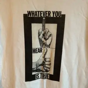 Säljer en vit långärmad tröja från Fucking Awesome med ett coolt tryck på framsidan. Texten 'WHATEVER YOU HEAR IS TRUE' och en grafisk design med händer. Perfekt för en avslappnad stil eller streetwear-look. Tröjan är i bra skick och gjord av mjuk bomull. En tröja som är inköpt i Japan på Supremebutik för något år sedan. Legat oanvänd. Mjuk och go i kvalitén.