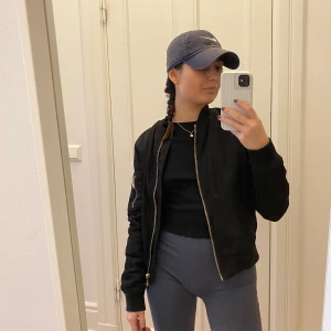 Svart jacka  - Jag säljer min svarta jacka i lite bomber modell ifrån Cubus.   Lite fodrad så går jättebra på hösten och vår 😊❣️✨