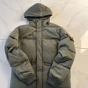 Hej, säljer denna varma och sköna Stone Island puffer jacket i Olive grön. Storlek M och säljs för 4000 kr. Nypris 12 000 kr. En av dragkedjorna är sönder men det är inget som påverkar jackan. Därför säljs jackan för så bra pris. 