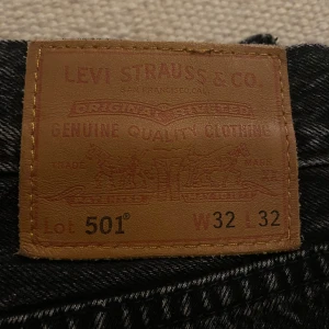Svarta Levi's 501 jeans - Säljer ett par klassiska svarta Levi's 501 jeans i storlek W32 L32. De har en knappgylf och den ikoniska femficksdesignen. Perfekta för både vardag och fest. Passar till allt och är i mycket bra skick!