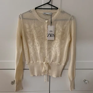 Ny Zara kofta - Jättesöt stickad kofta från Zara med lapp kvar🩷