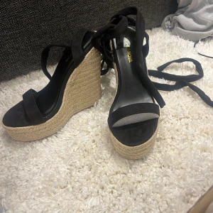 Klackar  - Snygga svarta klackar  med snörning runt ankeln. Perfekta för både vardag och fest! Jötte bekväma och aldeig använd 