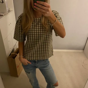 Blus - En jöttesöt rutig tröja från Lindex💕Den är helt oanvänd och nypris på den är 349 kr✨Den har även en jättefin knytning där bak. Bara att skriva om ni har några fler frågor eller vill ha fler bilder.