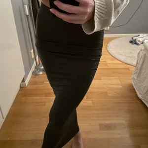 Grå tight kjol - Grå tight kjol i stretchigt material från Gina tricot. Perfekt för både vardag och fest. Säljes pga jag har två🥰