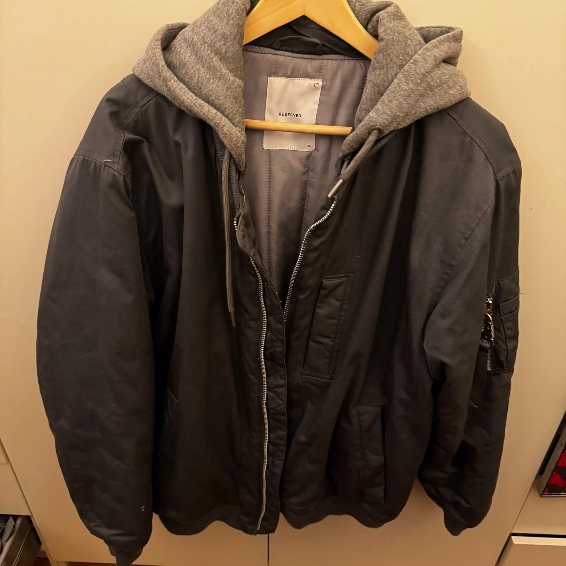 Bomberjacka med grå huva från Reserved