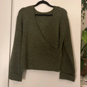 Omlott kofta - Säljer en supermysig olivgrön stickad tröja med omlott-design. Perfekt för höst och vinter! Aldrig använd och står inget märke eller storlek men passar xs och s! Pris kan diskuteras vid snabb affär 
