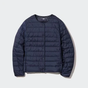 Mörkblå dunjacka från Uniqlo - Säljer en stilren mörkblå dunjacka från Uniqlo. Jackan är lätt och perfekt för lager-på-lager under kyliga dagar. Den har långa ärmar och knappar framtill. Passar både till vardags och lite finare tillfällen. Perfekt för höst och vår!
