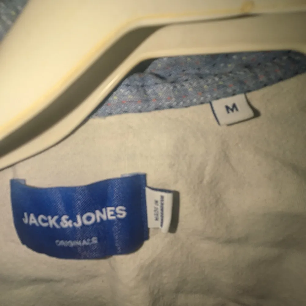 Säljer en snygg blå kortärmad skjorta från Jack & Jones i storlek M. Skjortan har en klassisk krage med knappar och är perfekt för sommardagar. Den är i bra skick och passar både till vardags och festligare tillfällen. Perfekt för en stilren look! 💙. Skjortor.