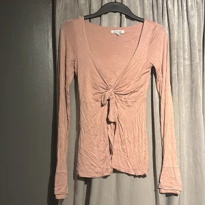 Rosa långärmad topp från Design Si - Säljer denna superfina trendiga topp från design by si! Är endast använd fåtal gånger och den har bara legat i min garderob därav skrynklorna! 
