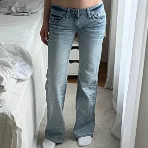 Ljusblå bootcut jeans - Säljer ett par ljusblå bootcut jeans i bra skick. De är lågmidjade med superfin design! Helt nya med lapp kvar, köpte tidigare på Plick men är tyvärr för små. Midjemått: 37,5, innerbenslängden: 79cm 💕