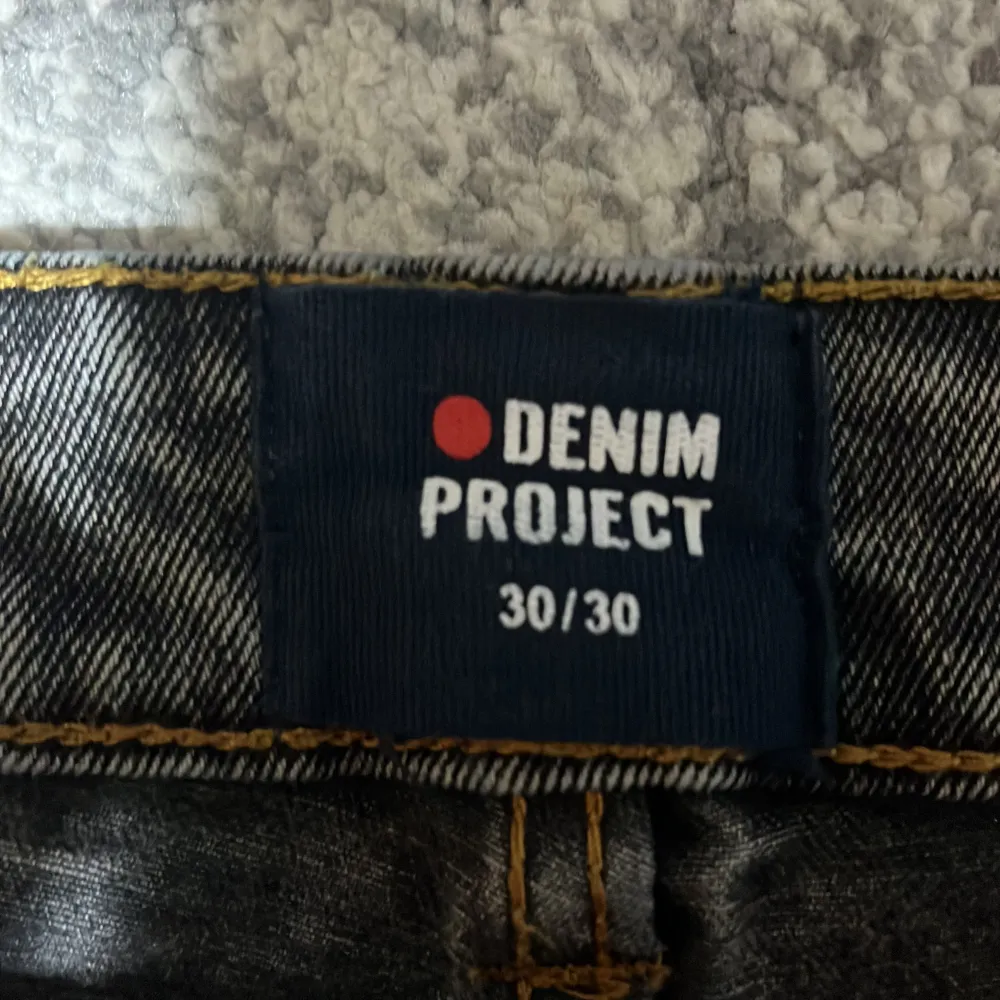 Säljer ett par grå jeans från Denim Project. skick är gott dom ny. De har en straight passform och är perfekta för både vardag och fest. Jeansen har en klassisk design med fem fickor och knappgylf. Perfekta för höst och vår!. Jeans & Byxor.