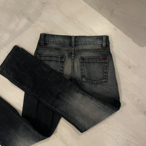 Svarta jeans från ONLY - Säljer ett par snygga  jeans från ONLY i bra skick. De är lågmidjade. Perfekta för både vardag och fest! 🖤(har tyvärr inga bilder på eftersom de inte rymms över låren😅) min storlek är ofta s/m, dessa passar xs.