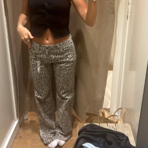Leopardmönstrade byxor - Säljer ett par snygga leopardmönstrade byxor i helt nytt skick, de är helt oanvända pga för små i strl. Strl 32 men mer som 34.  Hör gärna av dig  vid fler frågor🐆