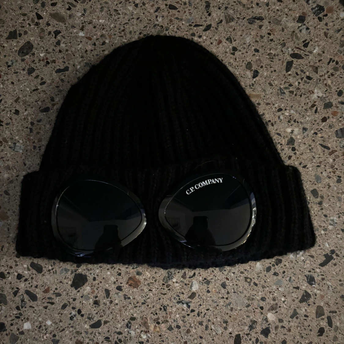 Svart stickad mössa från C.P. Company