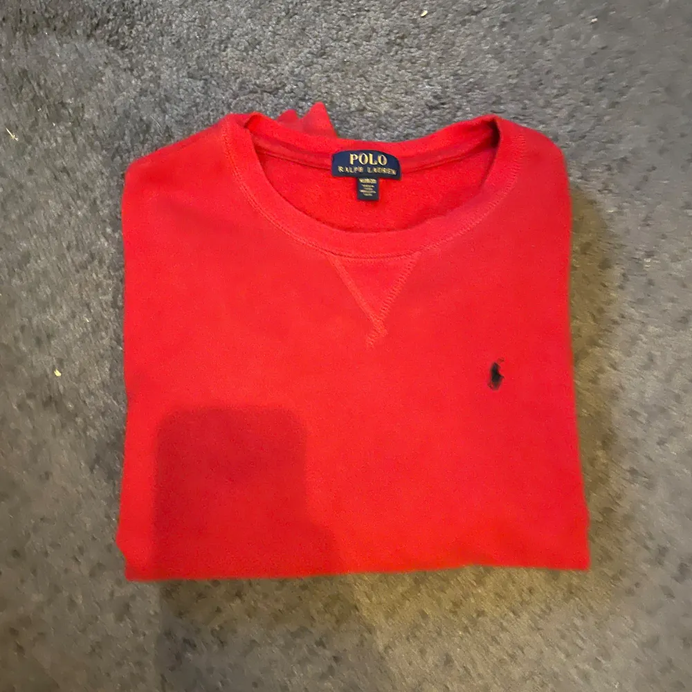 Säljer en otroligt snygg Ralph lauren sweatshirt. Köpte den i Los angeles för drygt 2300kr, men säljer den nu för endast 349kr. Först till kvarn! . Hoodies.