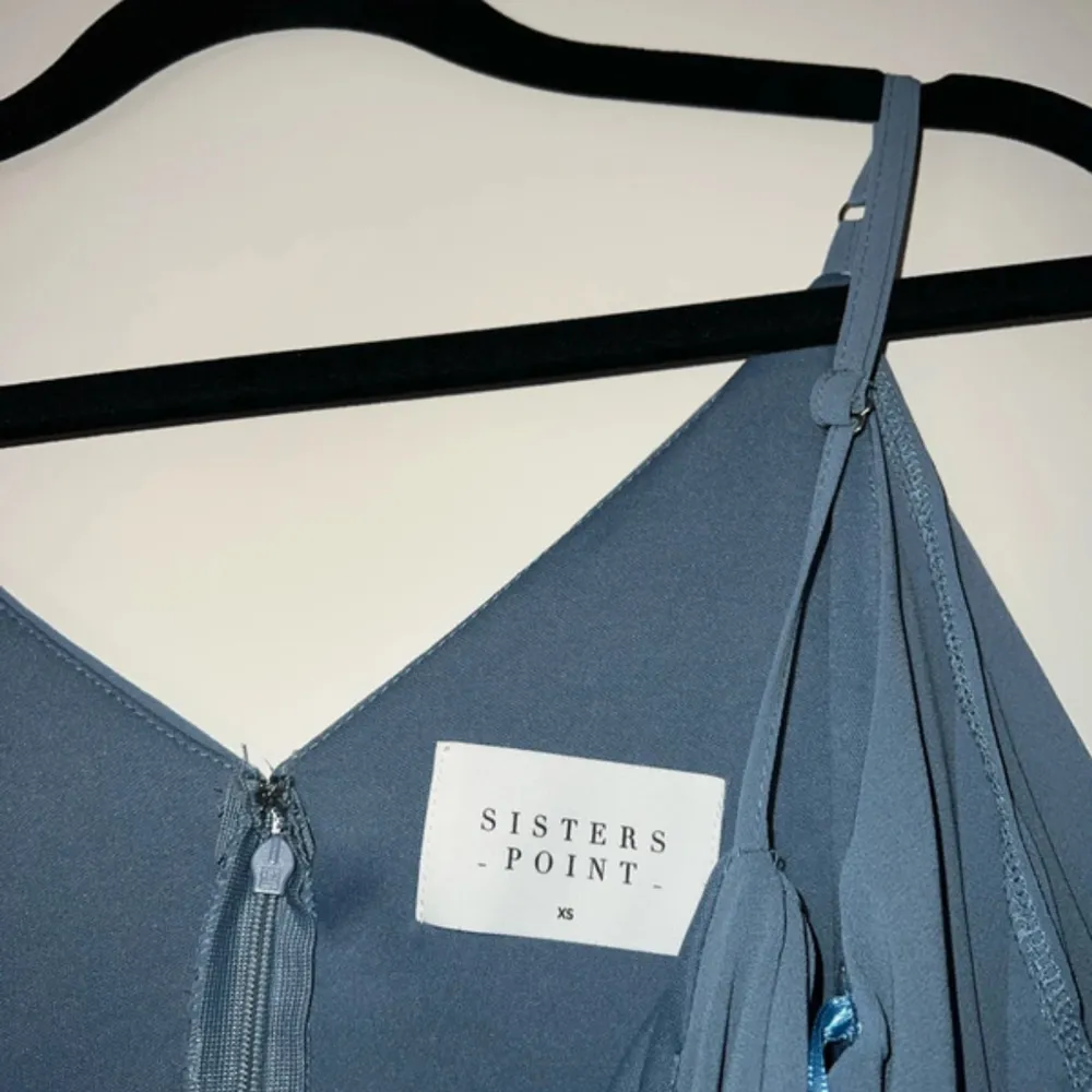 Säljer en superfin blå klänning från Sisters Point (Lyckliga jag) i storlek XS. Den har en offshoulder-design med volangdetaljer och är perfekt för sommarens fester. Klänningen är i mycket bra skick och har en dragkedja i ryggen för enkel påklädning. Perfekt för en somrig look! 💙. Mekot.