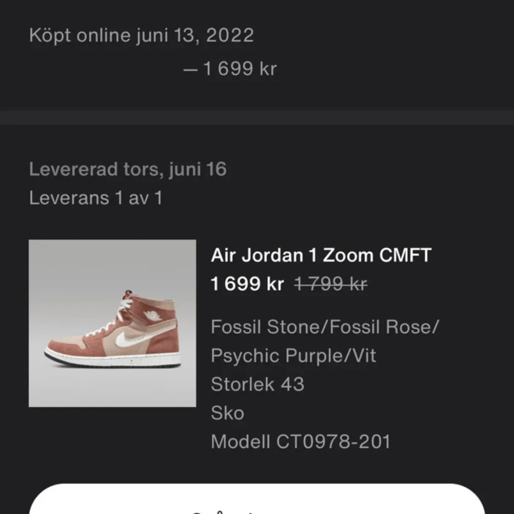 Säljer ett par Air Jordan 1 Zoom CMFT. Skorna är i mycket bra skick och kommer med originalkartong. Perfekta för både vardag och fest! Endast använda ett fåtal gånger under förra sommaren, sedan dess har de endast legat i kartongen. Inköpta i Nike SNKRS appen (se sista bild).. Skor.