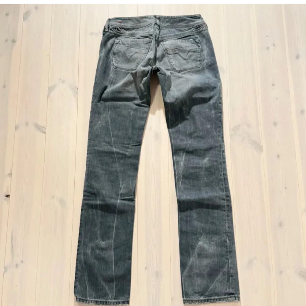 Säljer ett par snygga blå Disel jeans i bootcut-stil. De är lågmidjade och har en klassisk femficksdesign. Midjemått=36cm innebensläng=82cm . Jeans & Byxor.