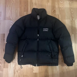 Axel Arigato jacka - Jacka från Axel Arigato i mycket bra skick. Använd endast en vinter och är inköpt för 4800. En observer pufferjacka som är perfekt nu inför vintern. Skriv vid intresse eller om du har några frågor eller funderingar!😁