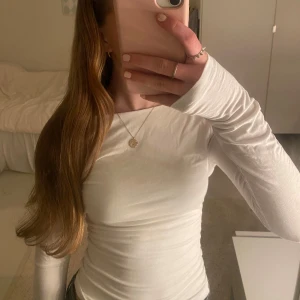 Vit långärmad topp med öppen rygg - Stilren vit topp som sitter tight och har öppen rygg!💗💗 str XS men funkar som S