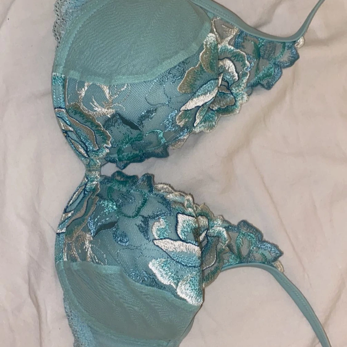 Turkos spets-bh med blommönster