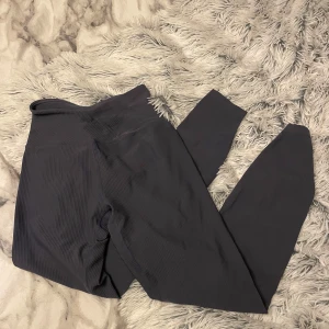 Grå leggings från SOC - Säljer ett par grå leggings från SOC i storlek S. Aldrig använda bara testade 