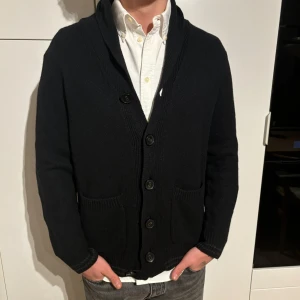 Martinique kofta L (M/S) - Svart kofta från märket Martinique. Storlek L, men sitter mer som M/S. Bra skick, men en gnutta urtvättad. modell på bild är 182/67kg. Hör av dig vid eventuella frågor! Mvh CAVI