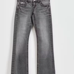 Grå bootcut jeans i tall - Snygga grå bootcut jeans i mycket bra skick. med knappar på bakfickorna. Storlek 152tall.  Pris kan diskuteras 💗