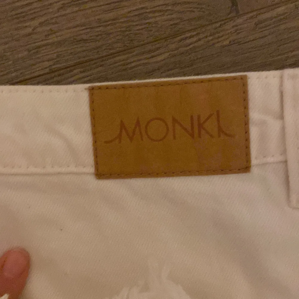 Intresskoll på min superfina och trendiga jeanskjol ifrån Monki. Den är i super bra skick då jag knappt har använt den och på bilden är den tvättat då den ser lite annorlunda ut. Kontakta om ni är intresserade av att köpa💋. Kjolar.