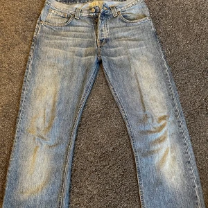 Nudie Jeans - Säljer ett par snygga blå jeans från Nudie Jeans. Storlek 32/32. Köpte i secondhand butik i GBG. Riktigt fet wash ifall man frågar mig. Straight leg.