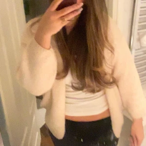 Beige kofta lindex - Mysig beige kofta från lindex, skriv för fler bilder !!! Använd 3 gånger 